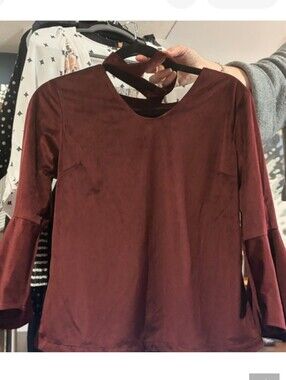 👒Vibe tiered long sleeved velour v neck top with neck fastener detailing